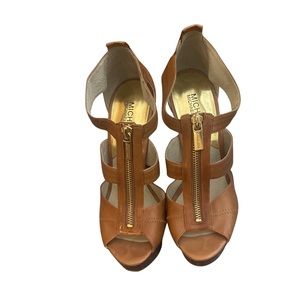 Michael Kors Kors size 8 4.5 in heel